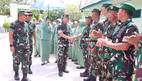 Dandim 1425 Jeneponto, Letkol Inf Muhammad Amin saat menerima rombongan Kepala Staf Kodam XIV Hasanuddin, Brigjen TNI Rusmili di Kantor Makodim 1425 Jeneponto. (Foto/ist).