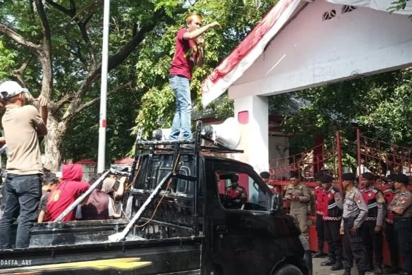 Pengurus Besar Dewan Pergerakan Revolusi Demokratik (PB-DPRD) saat menggelar aksi unjuk rasa di depan Kantor Bupati Jeneponto (Dok : Ist).