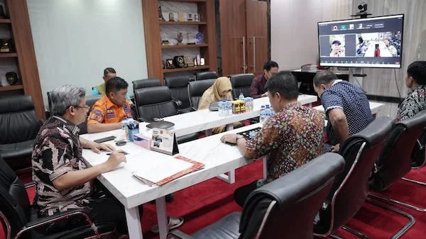 Pj Sekretaris Daerah Sulsel, Andi Muhammad Arsjad saat memimpin Rakor secara virtual di Ruang Rapat Sekda.