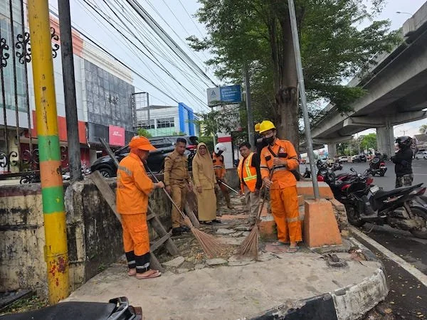 Suasana Camat Panakkukang Syahril Bersama Jajaran Merespon Cepat Aduan Masyarakat di Sosial Media Terkait Kebersihan dan Fasilitas Pendistrian jalan Pettarani (Dok: Ist).