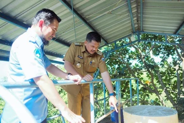 Bupati Bantaeng, M. Fathul Fauzy Nurdin, saat meninjau perbaikan akses air bersih warga dari PDAM.