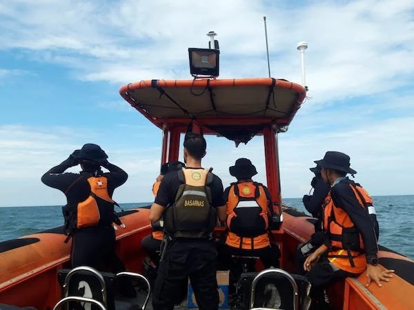 Tim SAR gabungan saat melakukan upaya pencarian terhadap tiga korban kapal hewan tenggelam di batas perairan Kabupaten Bantaeng-Jeneponto, Sulawesi Selatan. (Ist).
