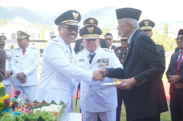 Gubernur Bersama Wakil Gubernur Sulbar saat memberikan potongan tumpeng kepada pejuang pembentukan Sulbar (Dok : Ist).