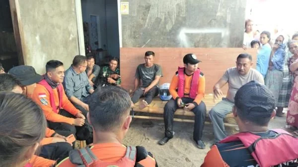 Tim sar gabungan yang sedang mencari informasi terkait korban yang hilang saat mencari ikan (Dok : Ist).