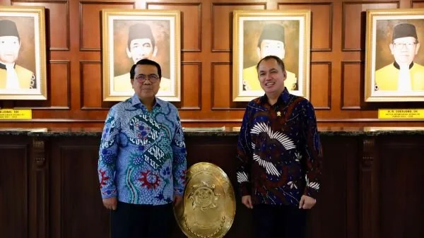 Ketua KPPU, M. Fanshurullah Asa, dan Ketua MA, Prof H.M. Syarifuddin di Gedung MA.