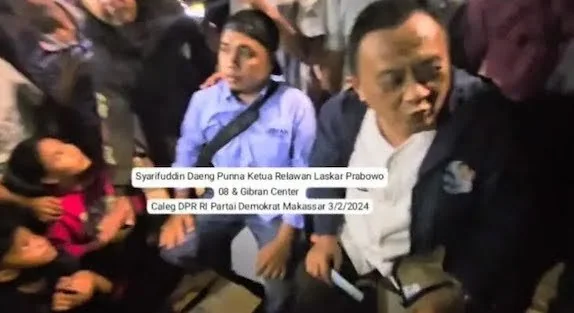 Tangkapan layar pada video oknum caleg diduga bagi-bagi uang di Makassar