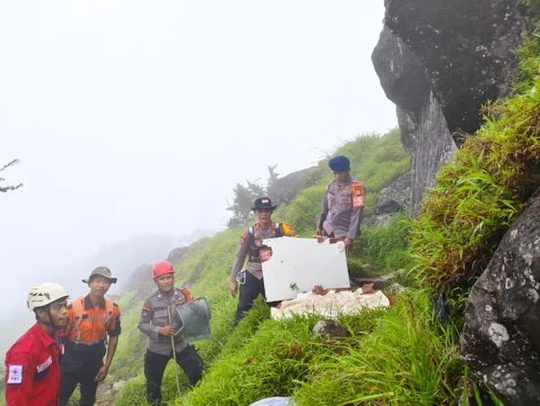 tim SAR berupaya evakuasi di lokasi kejadian