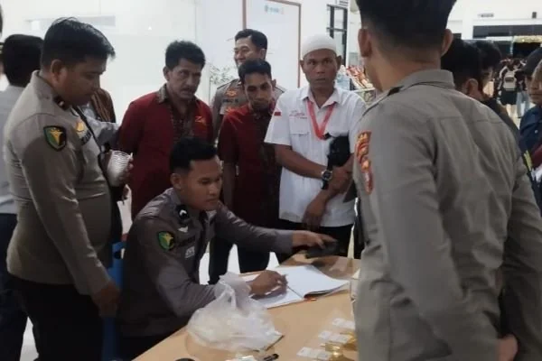 Polisi saat memeriksa urine para pengemudi bus AKAP (Dok : Ist).
