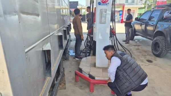 Satreskrim Polres Maros saat menyidak SPBU (Dok : Ist).