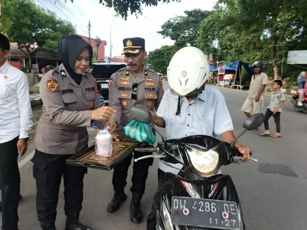 Polres Sinjai menggelar aksi sosial dengan membagikan takjil gratis kepada para pengendara yang melintas di Jalan Bung Tomo (Dok : Ist).