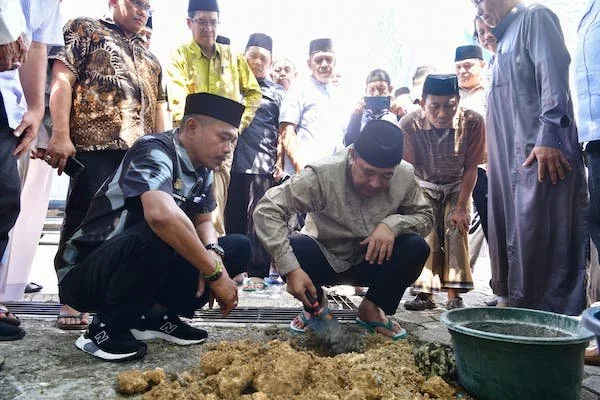 Pj Gubernur Sulsel, Bahtiar Baharuddin pada peletakan batu pertama pembangunan menara, Jumat, (19/4).