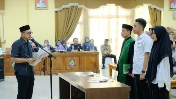 Ketua KPU Jeneponto, Asming. S saat melantik Anggota PPS di Ruang Pola Panrannuanta Kantor Bupati Jeneponto
