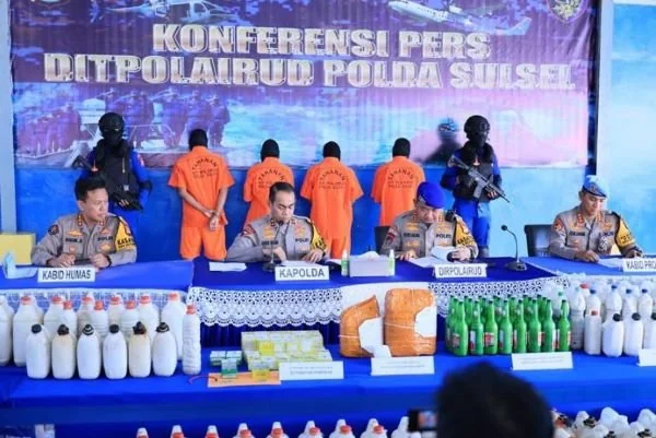 Kapolda Sulawesi Selatan (Sulsel) Irjen Pol Andi Rian R Djajadi, didampingi Dirpolairud, Kabid Humas dan Kabid Propam Polda Sulsel, mengungkap penggunaan bahan peledak ilegal, yang digelar di Kantor Polairud Polda Sulsel, Rabu (3/4).