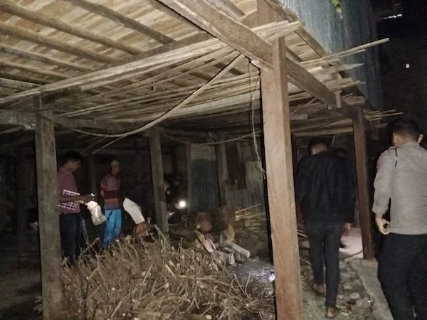 Polisi saat melakukan olah TKP di Kediaman Imam Dusun, Mansur di Desa Sapanang