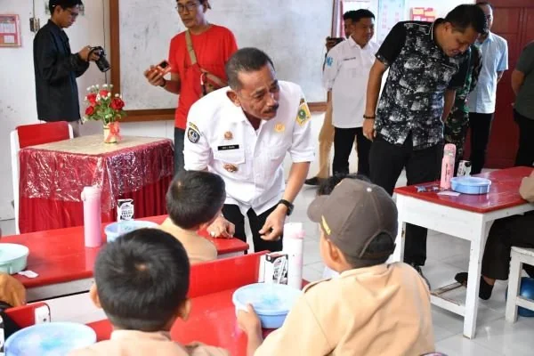 Pemberian makan bergizi yang digelar di SD Negeri 24 Biringere dipantau langsung oleh Pj Bupati Sinjai, Andi Jefrianto Asapa (Dok : Ist).