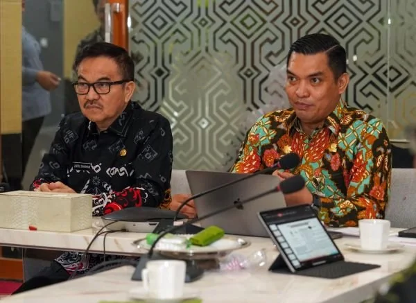 Sekretaris Provinsi Sulawesi Selatan Jufri Rahman bersama Sekretaris Daerah Kabupaten Takalar Muhammad Hasbi di Kantor Gubernur Sulawesi Selatan (Dok: Ist)