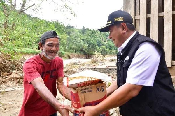 Pj Gubernur Sulsel saat memberikan bantuan logistik untuk korban terdampak banjir dan longsor di Luwu.