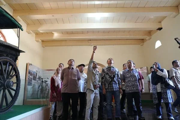 Wali Kota Makassar, Munafri Arifuddin, mendampingi Menteri Kebudayaan RI, Fadli Zon meninjau kawasan Benteng Rotterdam (Dok: Ist).