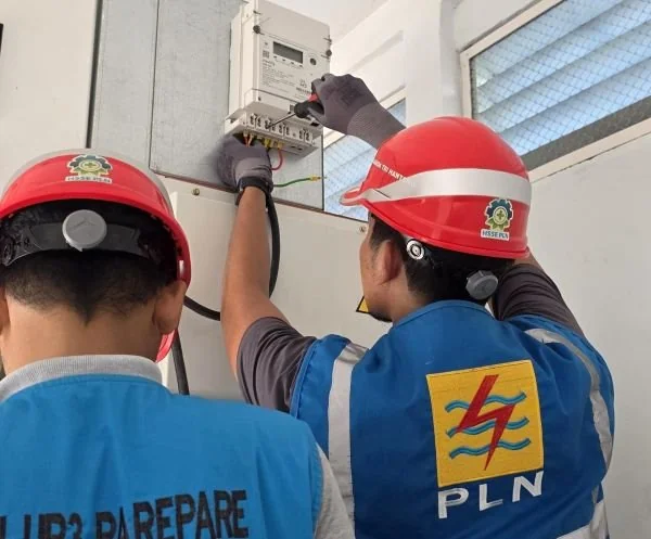 Petugas PLN tengah memasang kWh Meter galangan kapal, Kabupaten Barru, Provinsi Sulawesi Selatan.. (Dok: Ist)