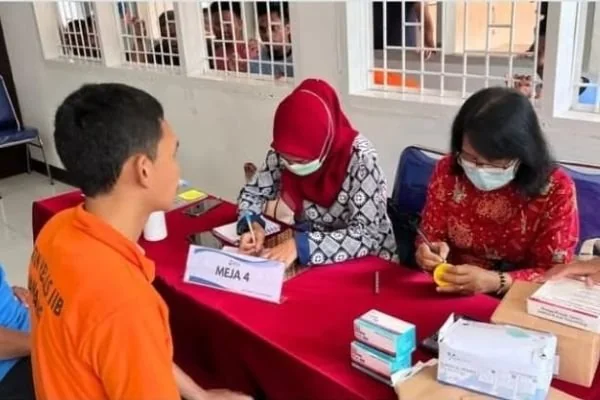 Salah satu WBP saat terpantau melakukan skrining massal di Rumah Tahanan (Rutan) Kelas IIB Kabupaten Bantaeng (Dok : Ist).