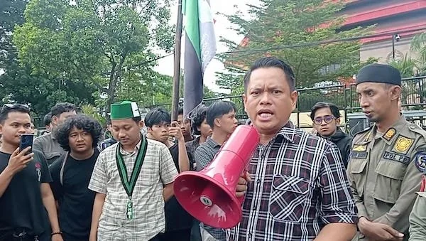 Wakil Ketua DPRD Sulsel, Sufriadi Arif berdialog dengan demonstran, Dok. M. Yasin Ahmad KabarMakassar