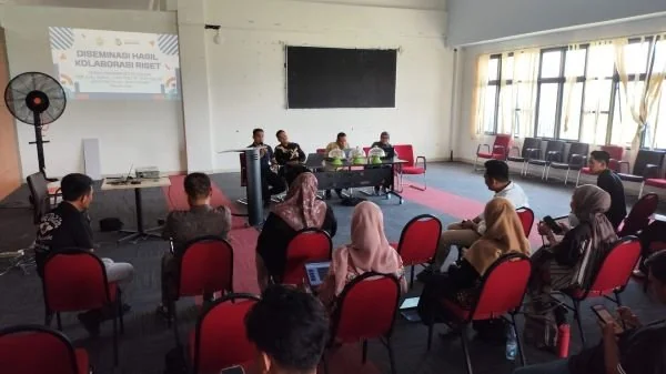 Dosen Prodi Fisipol Unsulbar saat melakukan desiminasi di Majene (dok:ist)