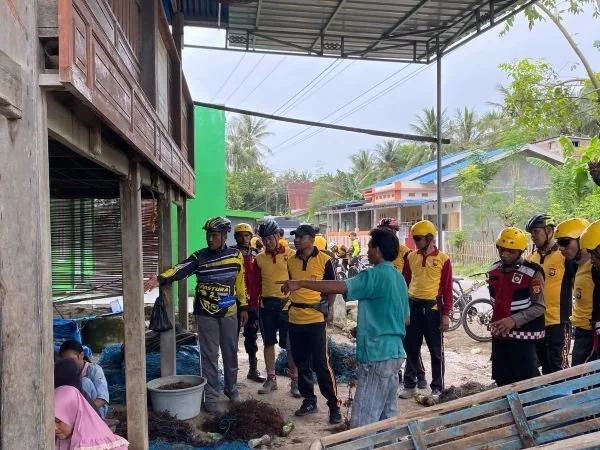 Kapolres Jeneponto, AKBP Widi Setiawan, bersama pasukannya melakukan patroli keamanan dengan menggunakan sepeda di wilayah perkampungan (Dok : Ist).