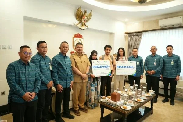 Wali Kota Makassar Munafri Arifuddin saat audiensi dengan BPJS dan menyerahkan bantuan (Dok: Ist)