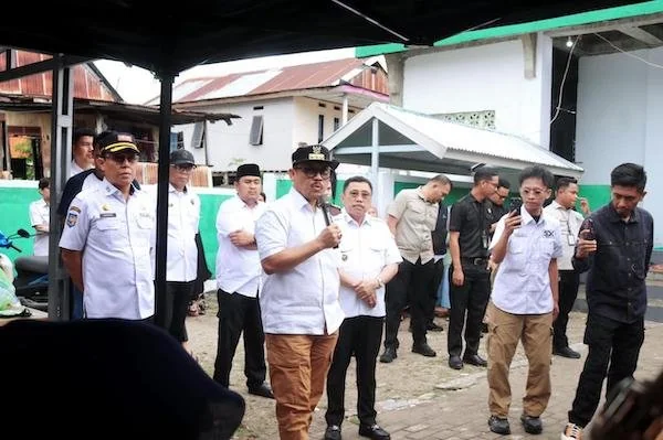 Gubernur Sulbar Suhardi Duka saat meninjau pelaksanaan pasar murah di Majene(dok:ist)