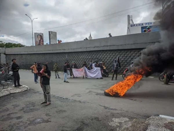 Aksi unjuk rasa KPPM di depan Kantor Kejati Sulsel, Kamis ( 7/3 ).
