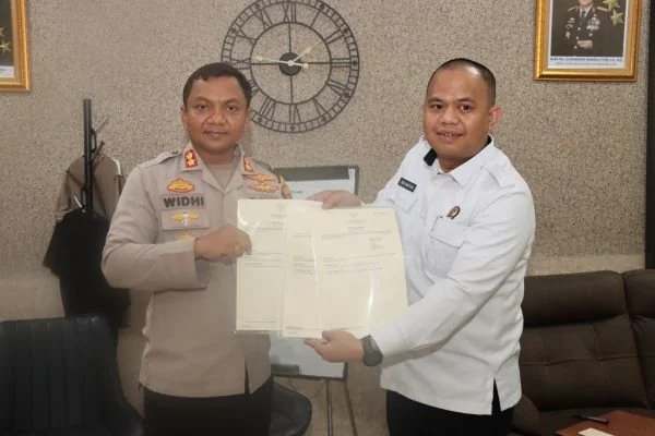 Penyerahan sertifikat tanah atas nama Polri dari Kantor Pertanahan (BPN) Jeneponto yang diserahkan langsung kepada Kapolres Jeneponto, AKBP Widi Setiawan. (Dok: Ist)