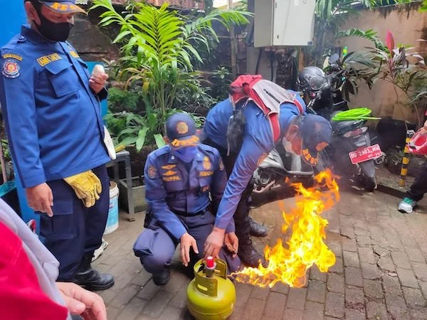 Penanganan Kebakaran Tabung Gas (Foto : Dok. Andini KabarMakassar),