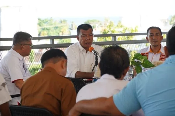 Bupati Bulukumba, Andi Muchtar Ali Yusuf, Ketua Komite Olahraga Nasional Indonesia (KONI) Bulukumba, Andi Makkasau, Ketua Askab PSSI Bulukumba, H. Amry saat rapat koordinasi (Dok : ist).