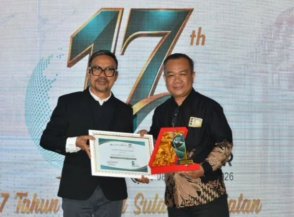 Kamaruddin Azis Daeng Nuntung menerima penghargaan sebagai Tokoh NGO dan Pegiat Sulawesi Selatan dalam perayaan HUT ke-17 KabarMakassar (Dok: KabarMakassar)