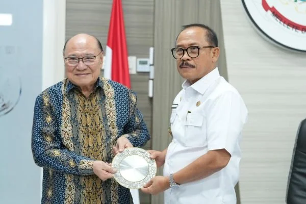 Gubernur Sulbar Suhardi Duka saat bertemu Maju Hadapan Kalimantan Oil Palm (East Kalimantan) di ruang Oval lantai 3 Kantor Gubernur Sulbar (Dok: Ist).