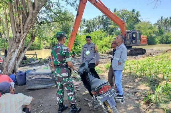 Petugas Bhabinkamtibmas dan Babinsa saat melakukan upaya persuasif dengan pemilik tambang (Dok : Ist).