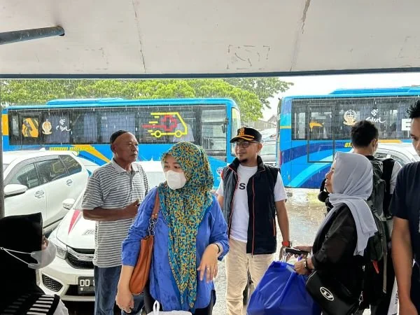 Warga Bulukumba yang menjadi penumpang mudik gratis tiba di Terminal Induk Bulukumba, sekitar pukul 14.00 saat hujan mengguyur kota Bulukumba.