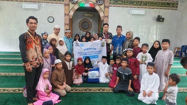 Ketua Muhammad Iqbal Hasanuddin, SE bersama Sekretaris Junaedi Ibrahim, ST dan Amran Syarifuddin (Bendahara) saat berswafoto dengan pengurus dan para peserta lomba keagamaan di Masjid Ridha Allah Kalukuang. (Ullah).