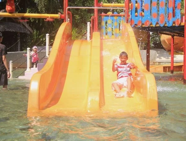 Seorang anak bermain di salah satu wahana Bugis Waterpark Adventure.