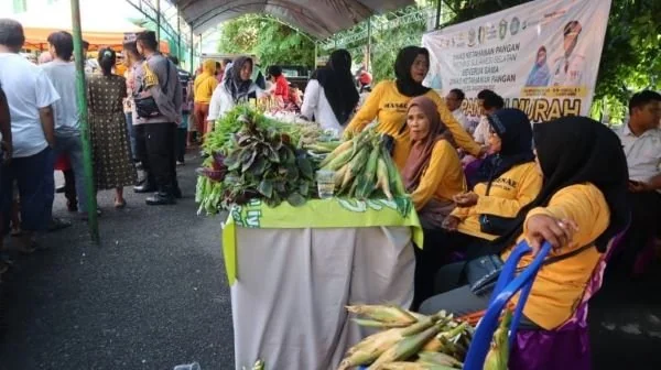 Pemerintah Kota Parepare, Sulawesi Selatan menggelar pangan murah sembako untuk masyarakat.