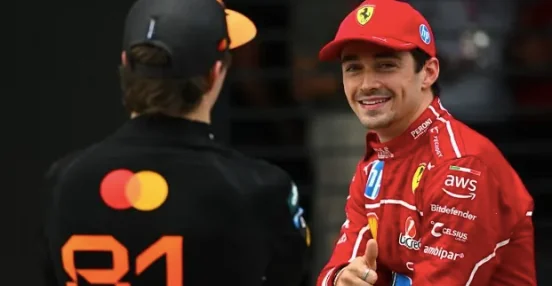 Pembalap Ferrari Charles Leclerc berhasil meraih pole position tak terduga di Kualifikasi F1 GP Hungaria 2025. Simak bagaimana ia mengatasi tantangan cuaca dan persaingan ketat! (©Planet Merdeka)