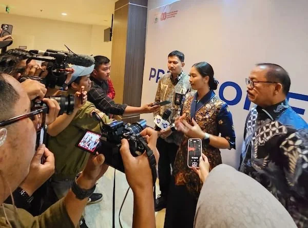 Wamenpar bersama Gubernur Sulbar saat diwawancarai wartawan(dok:ist)