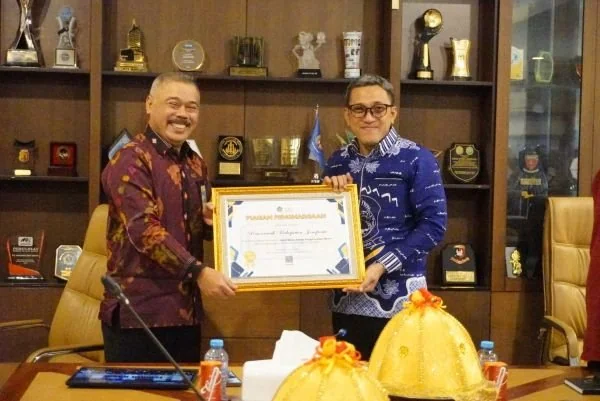 Kepala Kanwil DJPb Sulsel, Supendi, saat menyerahkan piagam penghargaan atas capaian Opini Wajar Tanpa Pengecualian (WTP) atas Laporan Keuangan Pemerintah Daerah (LKPD) Tahun Anggaran 2024 ke Bupati Jeneponto H. Paris Yasir (Dok : Ist).