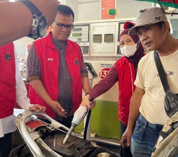 DPC PDIP Makassar saat Membagikan Voucher BBM Gratis, (Dok: Ist).