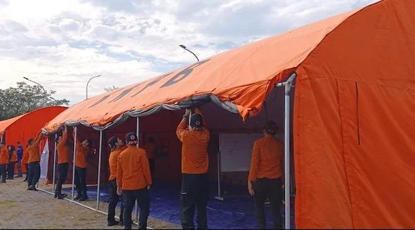 Tim Tanggap Cepat BPBD saat Mendirikan Tenda Darurat, (Dok: KabarMakassar).
