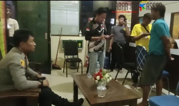 2 korban bacok melapor ke SPKT Polres Takalar (Foto : Dok. Saleh Sibali KabarMakassar).