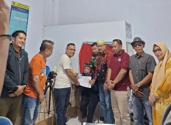 Dinas Dukcapil Jeneponto saat memberikan Pelayanan khsuus kepada Dande, warga Desa Datara, Kecamatan Bontoramba, yang sempat viral karena tak memiliki identitas resmi (Dok : Ist).