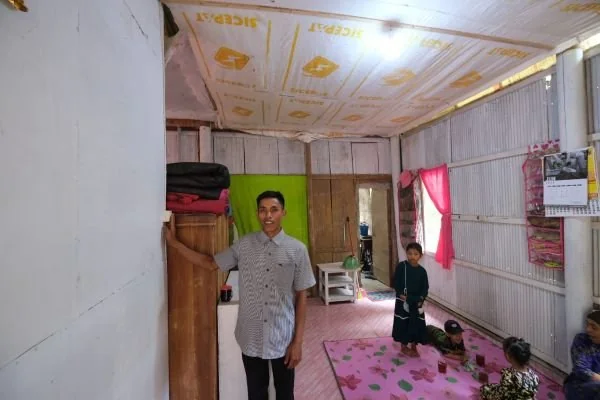 Hamka, salah seorang tukang batu dan penerima bantuan pemasangan baru listrik gratis dari program Light Up The Dream di Kabupaten Gowa, Sulawesi Selatan, mengaku bersyukur dengan adanya bantuan pemasangan listrik baru dari PLN. Dok. Ist