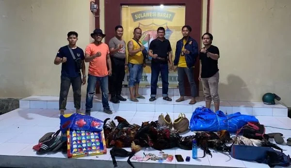 Kapolsek Kalukku IPTU Makmur bersama personelnya setelah mengamankan barang bukti.