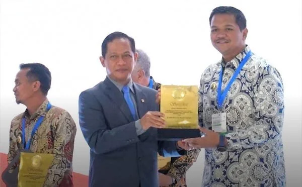 Bupati Bantaeng, M. Fathul Fauzy Nurdin, saat menerima penghargaan Nasional Adipura dari Menteri Lingkungan Hidup, Dr. Hanif Faisol Nurofiq, di Balai Kartini, Jakarta, pada Rabu (25/02).